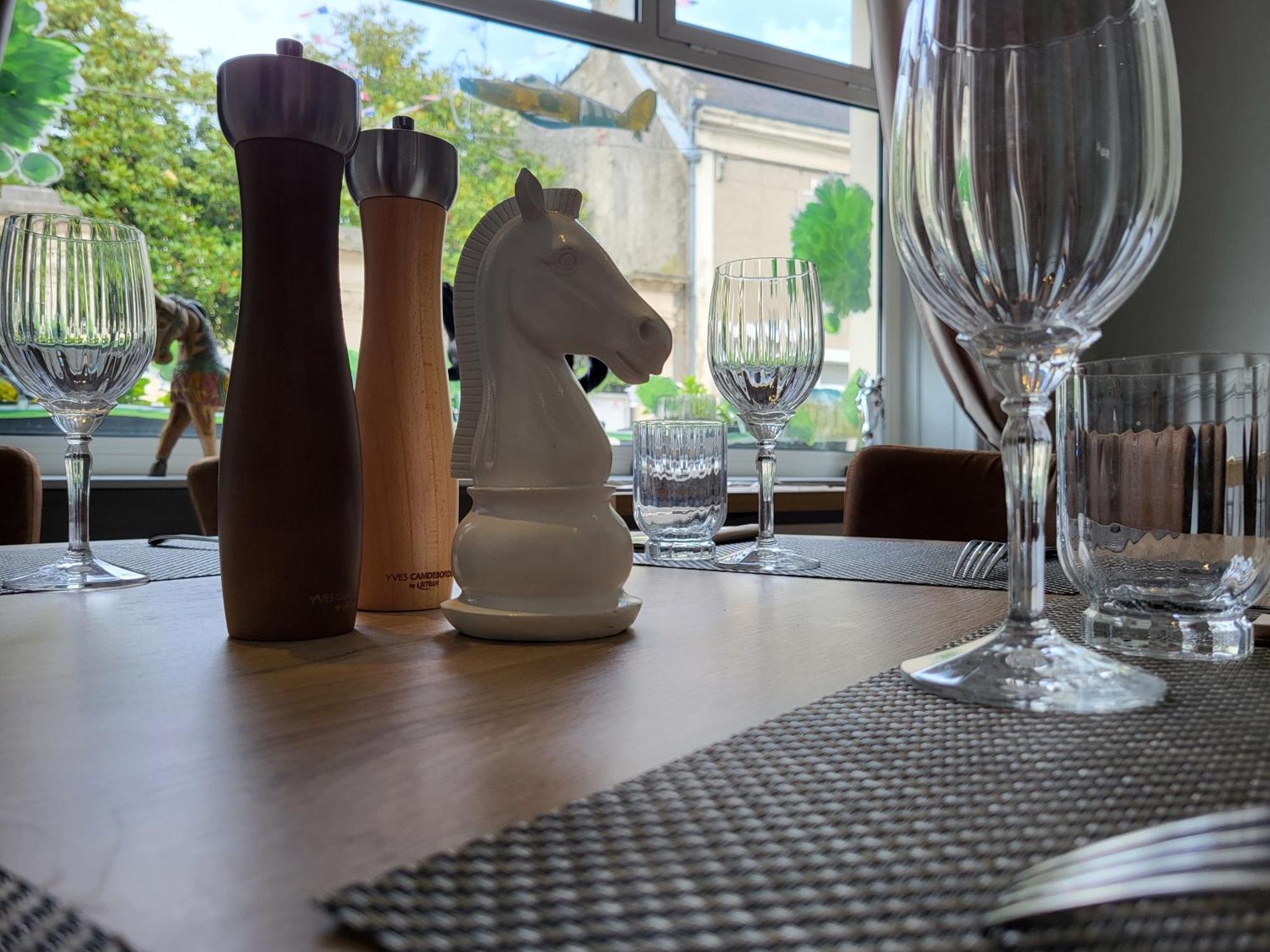 Logis Hotel Restaurant De France Isigny-sur-Mer Exterior photo